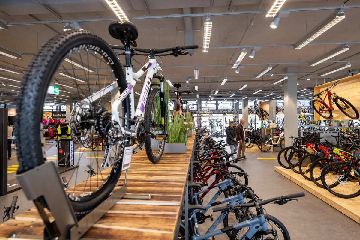 Blick in den Fahrrad-Fachmarkt Bike World in Hinwil.